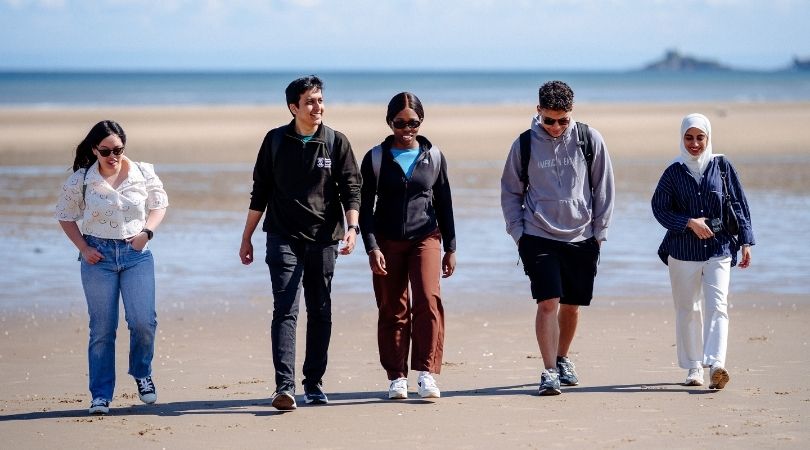 Myfyrwyr ar y traeth