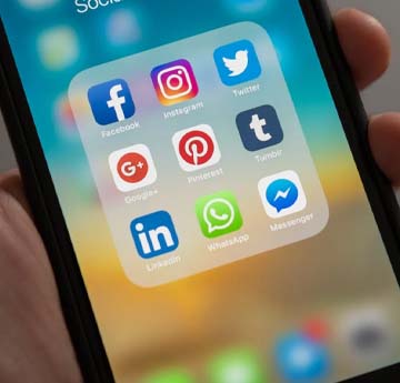 apps cyfryngau cymdeithasol ar sgrin ffôn symudol