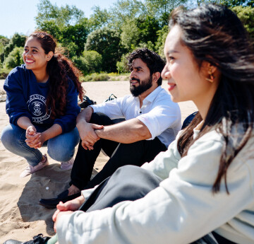 Myfyriwr yn Llyfrgell Singleton