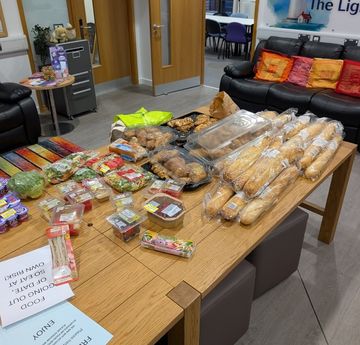 bwyd ar y prif fwrdd