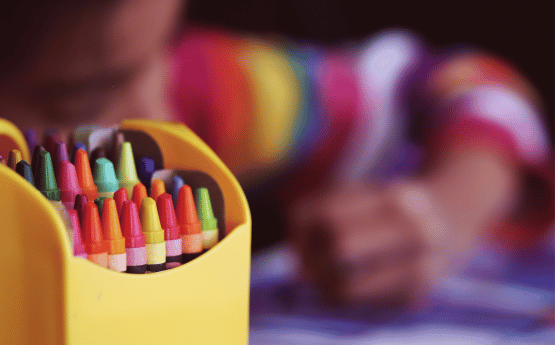 Blwch melyn o greonau.