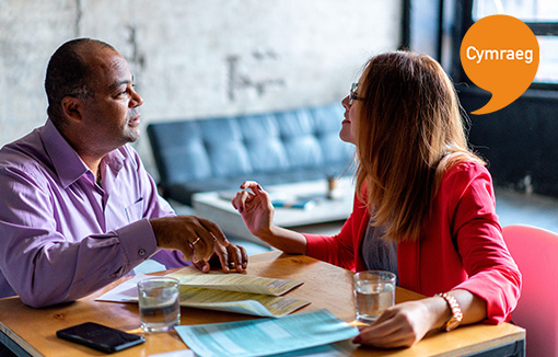 Dau berson yn trafod